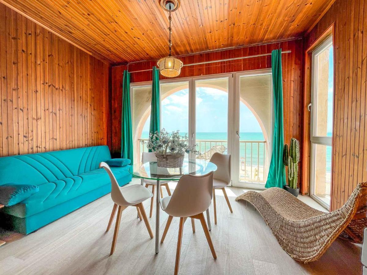Athena Sea Front Apartment, Parking & Pool Apartment