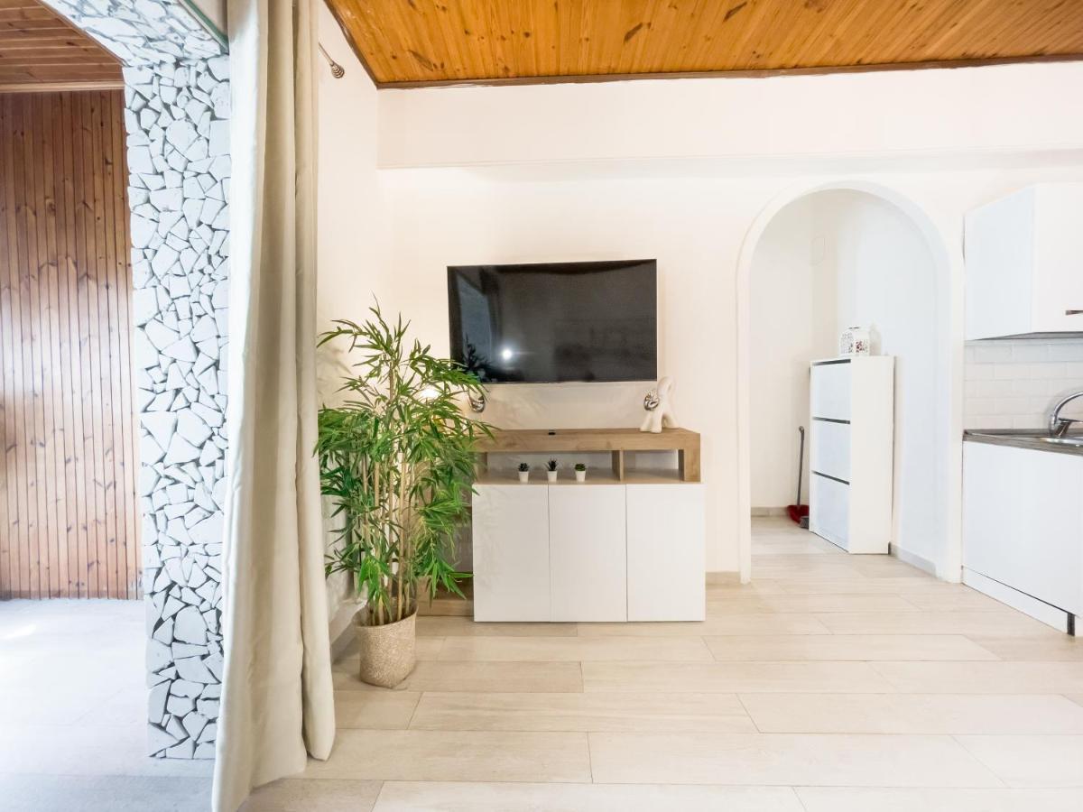 Athena Sea Front Apartment, Parking & Pool Lago Patria