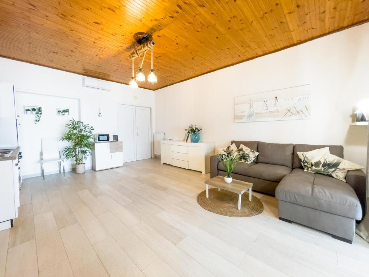 Apartment Athena Sea Front Apartment, Parking & Pool