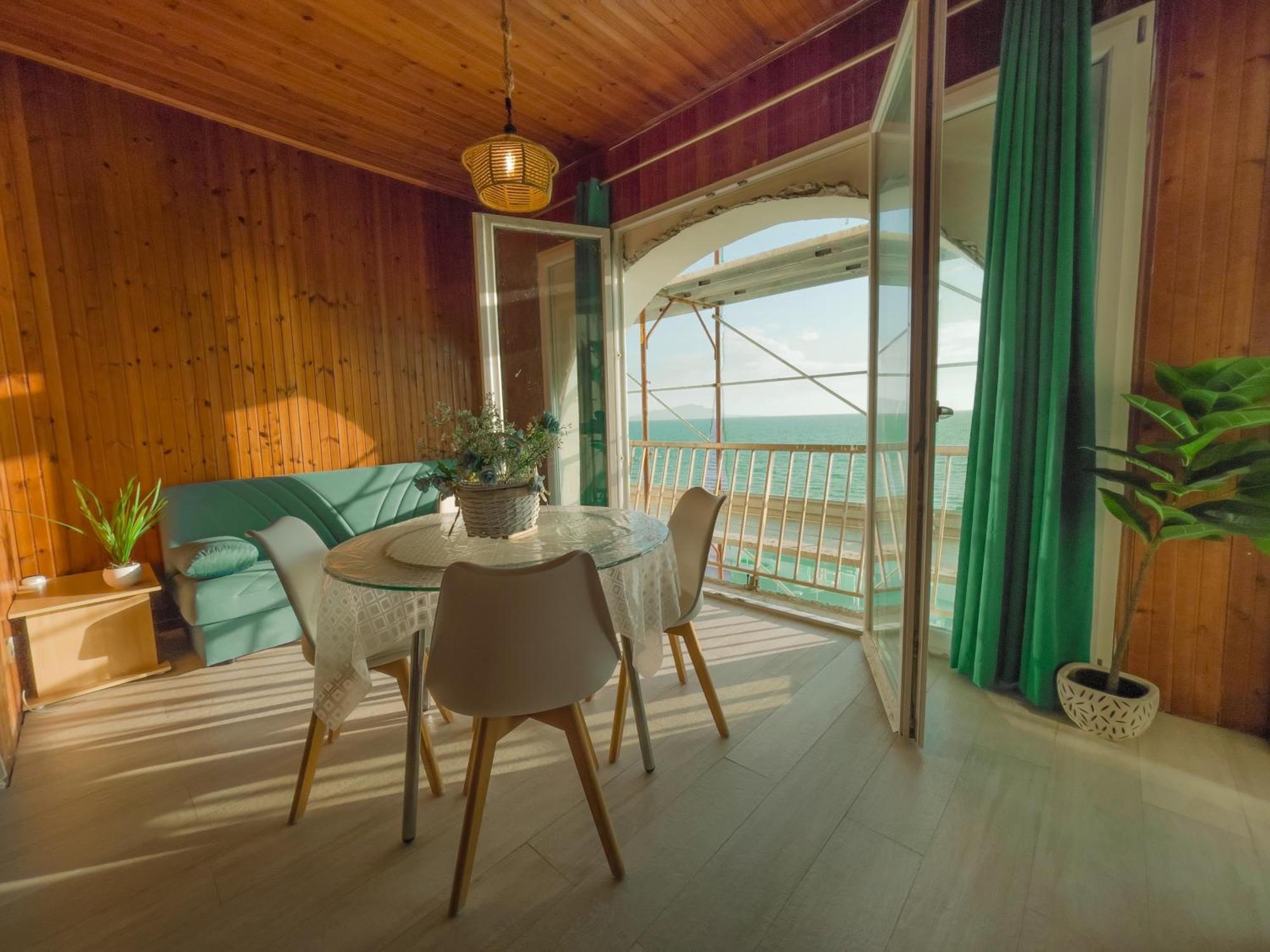 Athena Sea Front Apartment, Parking & Pool Apartment