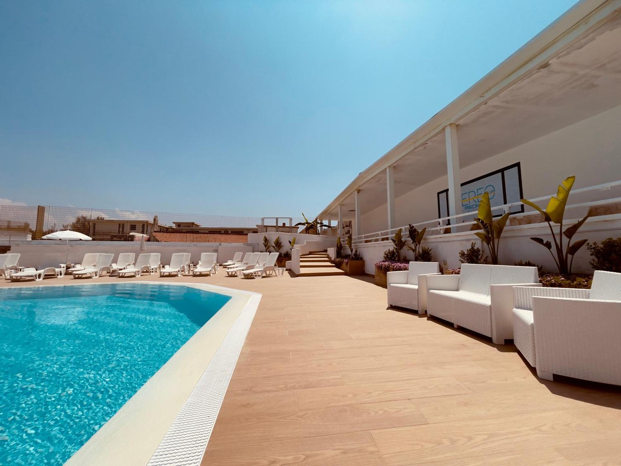 Athena Sea Front Apartment, Parking & Pool Apartment Lago Patria